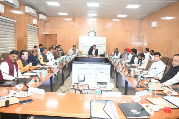 छत्तीसगढ़ चेम्बर ऑफ कॉमर्स एंड इंडस्ट्रीज के प्रदेश अध्यक्ष सतीश थौरानी जी के मार्गदर्शन में DRUCC की बैठक में गूंजी व्यापारियों की मांग: चेम्बर उपाध्यक्ष लोकेश जैन ने नविन ट्रेन चलने की मांग करते हुए रेल सुविधाओं के विस्तार हेतु रखे महत्वपूर्ण सुझाव