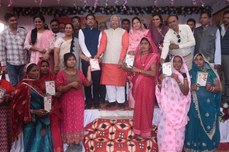 ग्राम पौसरी में आयोजित सुशासन सप्ताह कार्यक्रम में शामिल हुए पूर्व विधानसभा अध्यक्ष धरमलाल कौशिक