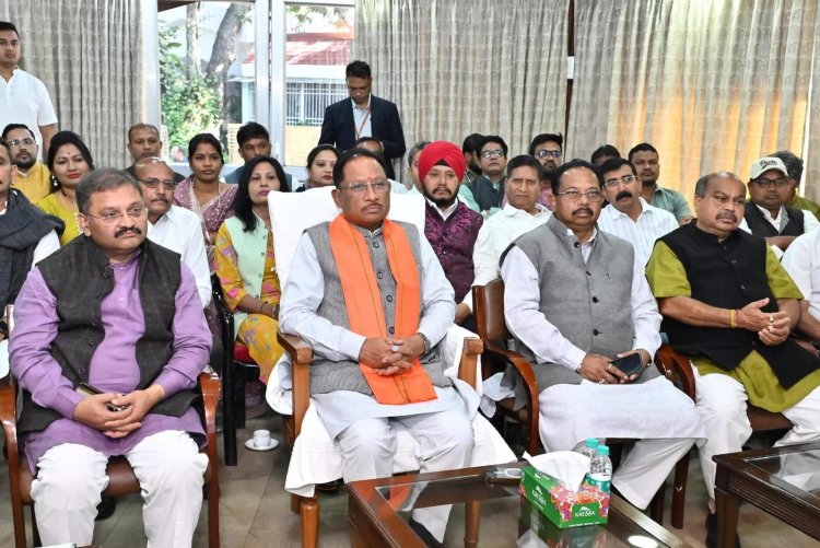 मुख्यमंत्री विष्णु देव साय ने जनप्रतिनिधियों संग ‘मन की बात’ कार्यक्रम की 129वीं कड़ी का श्रवण