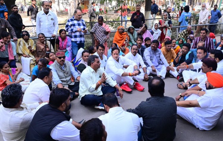 बीपीएल राशन कार्ड कटौती के विरोध में कांग्रेस का खाद्य विभाग घेराव