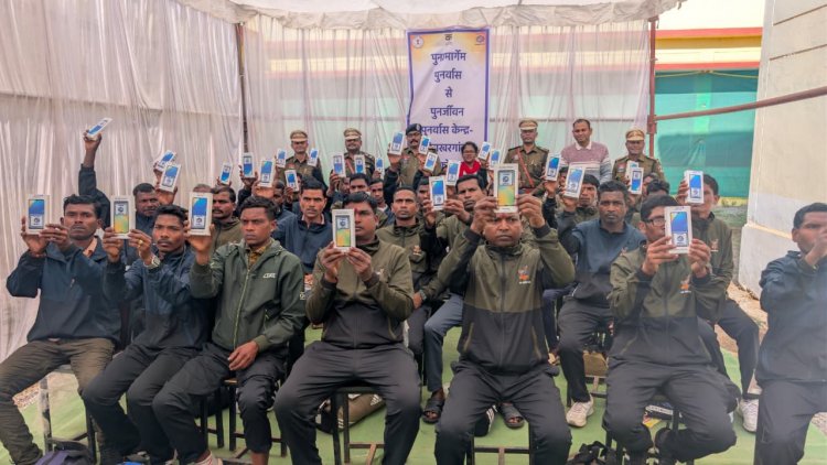 35 पुनर्वासितों को स्मार्टफोन एवं प्रशिक्षण किट का वितरण