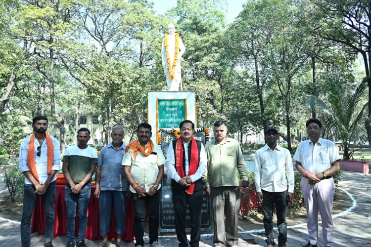 अविभाजित मध्यप्रदेश के प्रथम मुख्यमंत्री पण्डित रविशंकर शुक्ल का पुण्यतिथि पर रायपुर नगर निगम संस्कृति विभाग अध्यक्ष  अमर गिदवानी, सामाजिक कार्यकर्त्ताओं,  गणमान्यजनों, आमजनों ने किया सादर नमन0