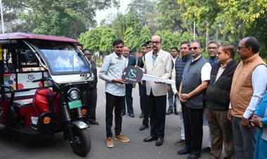 राज्यपाल श्री डेका ने सरस्वती शिक्षा संस्थान को प्रदान किए चार ई- रिक्शे