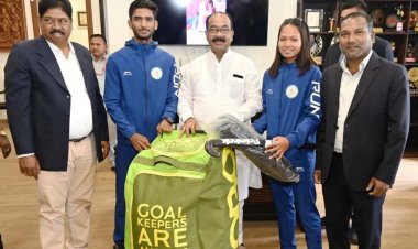 उप मुख्यमंत्री  अरुण साव ने नेशनल सेंटर ऑफ एक्सीलेंस में परफॉर्मेंस असेसमेंट के लिए चयनित खिलाड़ियों को दिए हॉकी किट