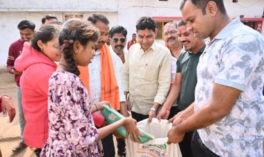 घर-घर अन्न दान लेकर मंत्री  टंक राम वर्मा ने निभाई छेरछेरा की परम्परा