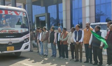 मंत्री  रामविचार नेताम ने विद्यार्थियों की शैक्षणिक भ्रमण बस को हरी झंडी दिखाकर किया रवाना