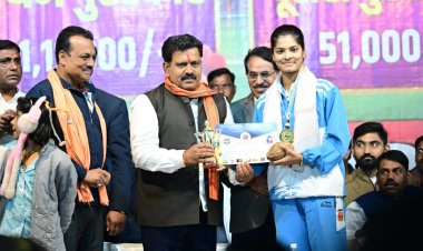 उपमुख्यमंत्री  विजय शर्मा ने साउथ एशियन बॉल बैडमिंटन चैंपियनशिप में स्वर्ण पदक जीतने वाली कवर्धा की बेटी रिया तिवारी का किया सम्मान
