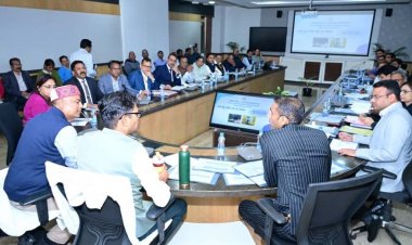 वित्त मंत्री श्री चौधरी ने मंत्री  केदार कश्यप के विभागों के बजट तैयारियों पर की चर्चा