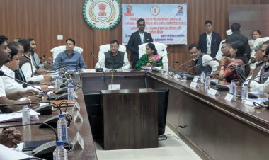 शासन की जनकल्याणकारी योजनाओं का जमीनी स्तर पर हो बेहतर क्रियान्वयन – प्रभारी मंत्री  लखनलाल देवांगन