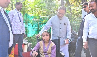 मुख्यमंत्री जनदर्शन में दिव्यांगजनों को मिली राहत, सीएम साय ने प्रदान किया बैटरी ट्राइसिकल, व्हीलचेयर और श्रवण यंत्र