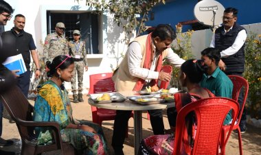 पुनर्वासित युवाओं के साथ उपमुख्यमंत्री  विजय शर्मा ने किया आत्मीय संवाद, साथ बैठकर किया सुबह का नाश्ता