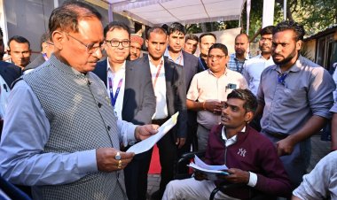 दोनों पैर से दिव्यांग राज शर्मा को 20 हजार रूपए की आर्थिक सहायता….