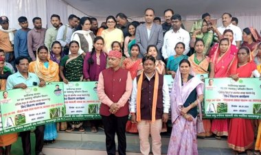 रायपुर : स्व-सहायता समूहों को लाख किट का वितरण : ग्रामीण आजीविका सुदृढ़ करने की दिशा में महत्वपूर्ण पहल