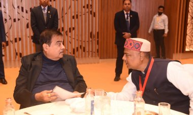 केंद्रीय मंत्री नितिन गडकरी को मंत्री श्री कश्यप विभागीय कार्यों और उपलब्धियों की दी जानकारी