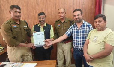 रायपुर रेलवे स्टेशन के कायाकल्प के बीच यातायात सुदृढ़ीकरण हेतु छत्तीसगढ़ चेम्बर ऑफ कॉमर्स ने डीएसपीको सौंपा ज्ञापन