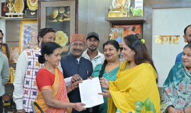 मोर जमीन मोर मकान योजना से उम्मीदों को मिली मंजिल।नगर निगम जोन 3 के वार्डो के रहवासी 32 पात्र हितग्राहियों को मकान निर्माण प्रारम्भ करने प्रदत्त किये भवन अनुज्ञा स्वीकृति पत्र, अनुज्ञा पत्र प्राप्त कर हितग्राहियों  के खिले चेहरे