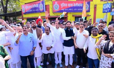 तेलीबांधा थाना क्षेत्र में जघन्य हत्या के विरोध में कांग्रेस का प्रदर्शन, विफल पुलिस प्रशासन व राज्य सरकार के खिलाफ नारेबाजी