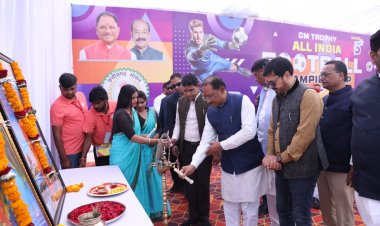 अखिल भारतीय फुटबॉल चैम्पियनशिप खरोरा के समापन समारोह में शामिल हुए मुख्यमंत्री साय:विधायक अनुज शर्मा के कार्यों की सराहना कर क्षेत्र को दी विकास कार्यों की सौगात