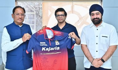 छत्तीसगढ़ में आईपीएल की तैयारी: मुख्यमंत्री विष्णु देव साय को आरसीबी का जर्सी भेंट…