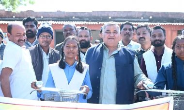 पर्यटन व संस्कृति मंत्री ने मेंड्रॉकला विद्यालय में छात्राओं को वितरित की साइकिल