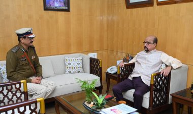  राज्यपाल श्री डेका से नवनियुक्त पुलिस कमिश्नर श्री शुक्ला ने की सौजन्य भेंट