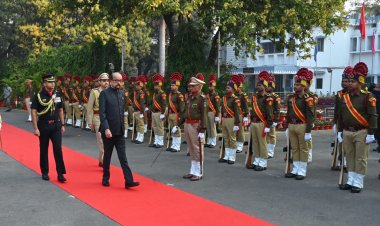 राज्यपाल  रमेन डेका ने 77वें गणतंत्र दिवस के अवसर पर आज सुबह लोकभवन में राष्ट्रीय ध्वज फहराया और परेड का निरीक्षण कर सलामी ली। 
