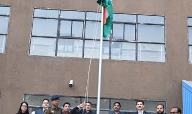 इंद्रावती भवन में आयुक्त  अवनीश कुमार शरण ने किया ध्वजारोहण