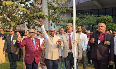 सिम्स बिलासपुर में शान से लहराया तिरंगा: अधिष्ठाता डॉ. रमणेश मूर्ति ने किया ध्वजारोहण