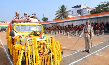 कोंडागांव विधायक सुश्री लता उसेंडी ने राष्ट्रीय ध्वज फहराया और परेड की सलामी ली।