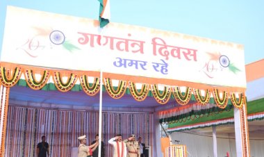  उप मुख्यमंत्री  विजय शर्मा ने गणतंत्र दिवस पर अम्बिकापुर के पीजी कॉलेज मैदान में फहराया राष्ट्रीय ध्वज
