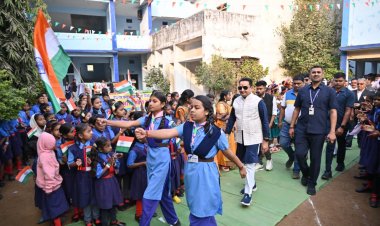 कन्या शाला बसना,स्वामी आत्मानंद स्कूल सांकरा और हॉस्पिटल में विधायक डॉ संपत अग्रवाल ने किया ध्वजारोहण,दी शुभकामनाएं