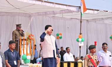 बसना में हर्षोल्लास के साथ मनाया गया 77वा गणतंत्र दिवस:विधायक डॉ संपत अग्रवाल ने फहराया तिरंगा,परेड की ली सलामी