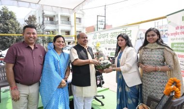 आयुर्वेदिक चिकित्सा से जनसेवा की अनूठी पहल, पुरंदर मिश्रा ने दीप प्रज्वलित कर शिविर का किया शुभारंभ