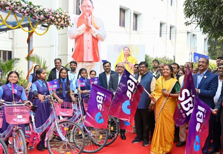 मंत्री श्रीमती लक्ष्मी राजवाड़े ने बालिकाओं को साइकिल वितरण कर बढ़ाया उत्साह