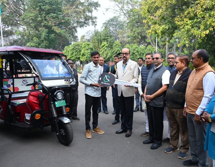 राज्यपाल श्री डेका ने सरस्वती शिक्षा संस्थान को प्रदान किए चार ई- रिक्शे