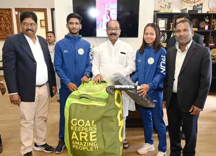 उप मुख्यमंत्री  अरुण साव ने नेशनल सेंटर ऑफ एक्सीलेंस में परफॉर्मेंस असेसमेंट के लिए चयनित खिलाड़ियों को दिए हॉकी किट