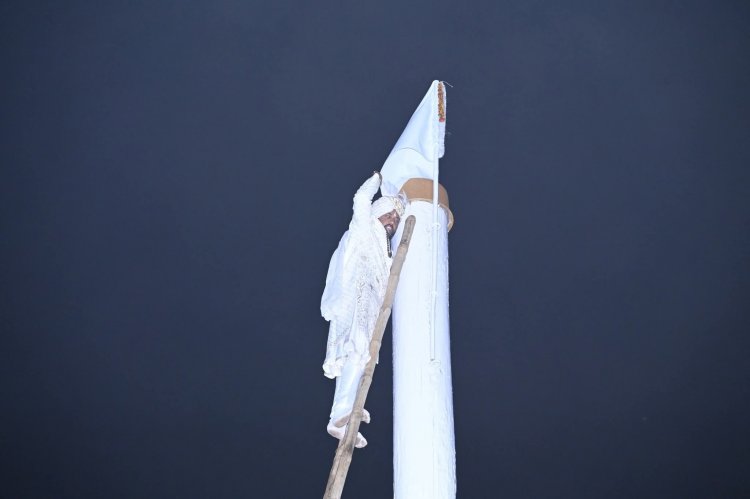 45 फीट ऊंचे जैतखाम पर स्वयं चढ़कर गुरु धर्म का किया निर्वहन, गूंज उठा 'सतनाम' का जयघोष