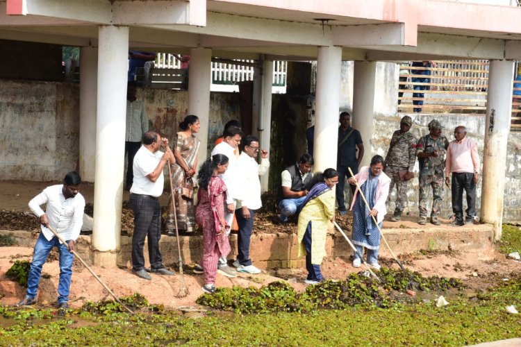 बंधा तालाब में सफाई अभियान शुरू विधायक व कलेक्टर सहित जनप्रतिनिधियों ने किया श्रमदान