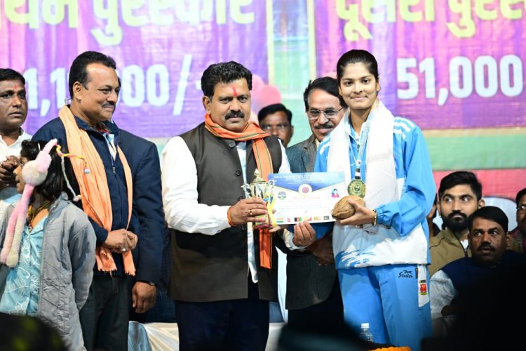 उपमुख्यमंत्री  विजय शर्मा ने साउथ एशियन बॉल बैडमिंटन चैंपियनशिप में स्वर्ण पदक जीतने वाली कवर्धा की बेटी रिया तिवारी का किया सम्मान