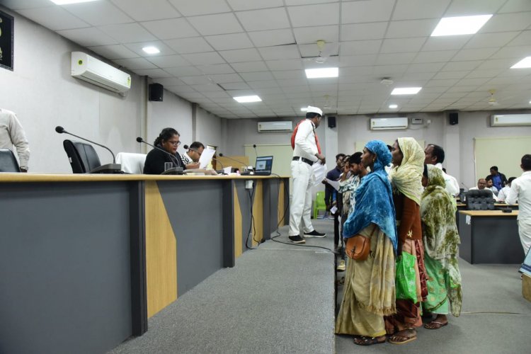 धान उठाव में तेजी लाने के दिए निर्देश कलेक्टर ने साप्ताहिक समय-सीमा बैठक में की योजनाओं की समीक्षा