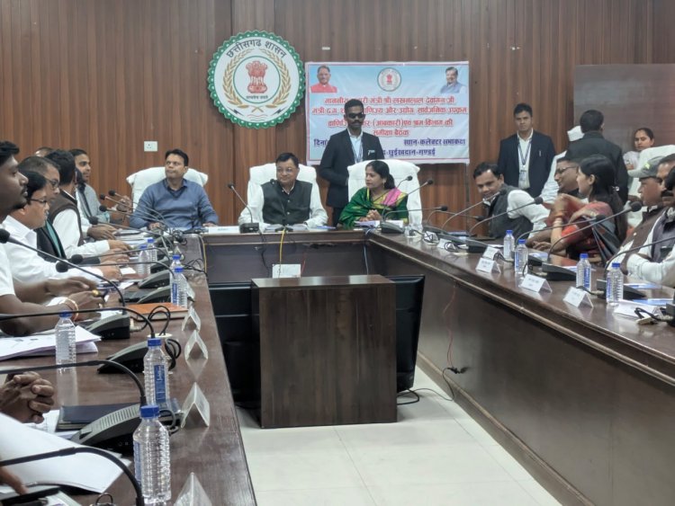 शासन की जनकल्याणकारी योजनाओं का जमीनी स्तर पर हो बेहतर क्रियान्वयन – प्रभारी मंत्री  लखनलाल देवांगन