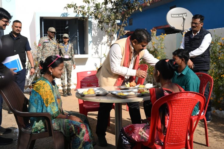 पुनर्वासित युवाओं के साथ उपमुख्यमंत्री  विजय शर्मा ने किया आत्मीय संवाद, साथ बैठकर किया सुबह का नाश्ता