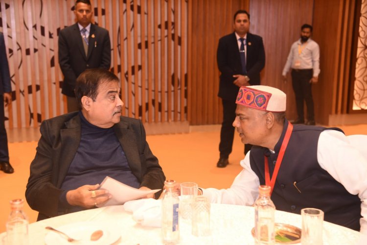 केंद्रीय मंत्री नितिन गडकरी को मंत्री श्री कश्यप विभागीय कार्यों और उपलब्धियों की दी जानकारी