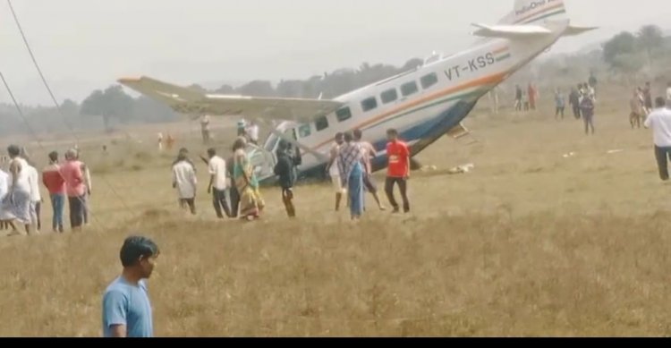 खेतों में गिरा प्लेन