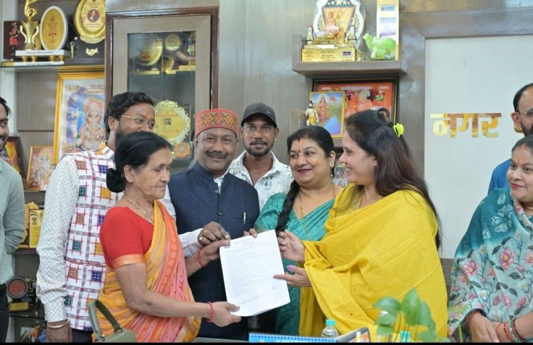 मोर जमीन मोर मकान योजना से उम्मीदों को मिली मंजिल।नगर निगम जोन 3 के वार्डो के रहवासी 32 पात्र हितग्राहियों को मकान निर्माण प्रारम्भ करने प्रदत्त किये भवन अनुज्ञा स्वीकृति पत्र, अनुज्ञा पत्र प्राप्त कर हितग्राहियों  के खिले चेहरे