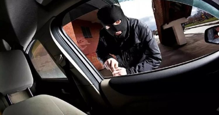 रायपुर में दिनदहाड़े बड़ी चोरी: कार का शीशा तोड़कर 10 लाख नकद और एप्पल लैपटॉप ले उड़े चोर