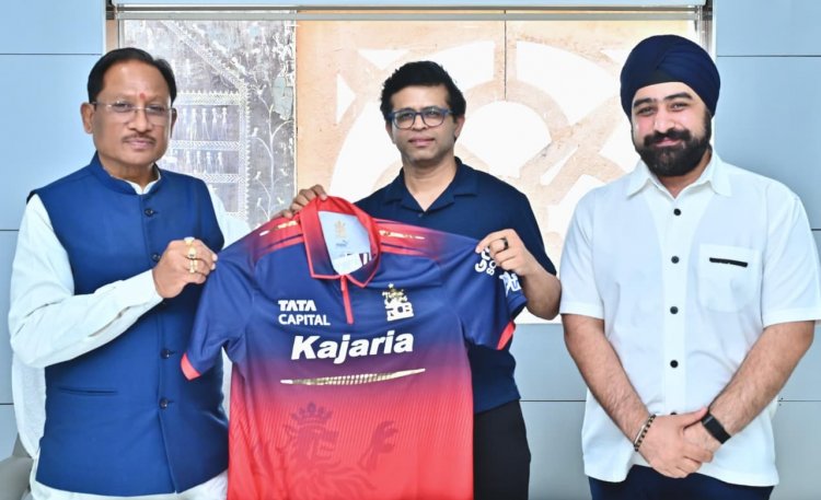 छत्तीसगढ़ में आईपीएल की तैयारी: मुख्यमंत्री विष्णु देव साय को आरसीबी का जर्सी भेंट…