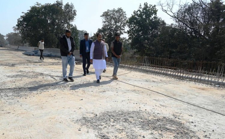 उप मुख्यमंत्री अरुण साव ने पुल निर्माण कार्य का किया औचक निरीक्षण