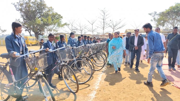 विधायक ने ग्राम दहिकोंगा में 76 छात्राओं को निःशुल्क सायकल वितरित की