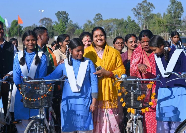 मंत्री श्रीमती लक्ष्मी राजवाड़े ने छात्राओं को साइकिलें वितरित कीं